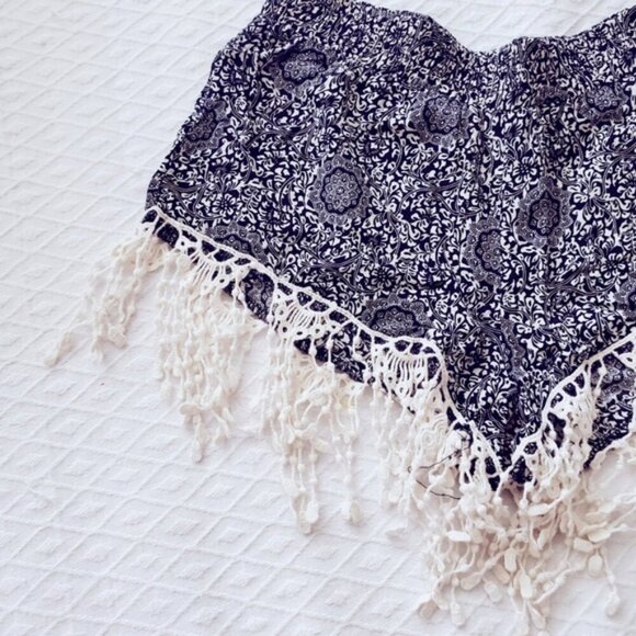BREEZE EVER- Black/White Paisley Boho Resortwear Shorts Macrame Trim- S - Picture 9 of 11